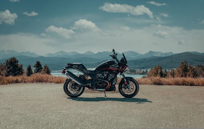 2025_pan-america-1250-st_main-my25-ra1250st-beauty-0165-bwjc