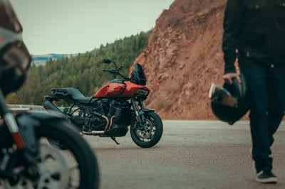 2025_pan-america-1250-st_my25-ra1250st-lifestyle-0292-abjc