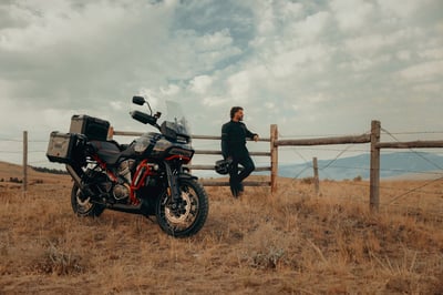 2025_cvo-pan-america_my25-ra1250se-lifestyle-0264-jkjc