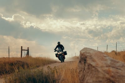 2025_cvo-pan-america_my25-ra1250se-riding-0087-jkjc