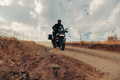 2025_cvo-pan-america_my25-ra1250se-riding-0251-jkjc