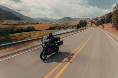 2025_cvo-pan-america_my25-ra1250se-riding-0850-jkjc