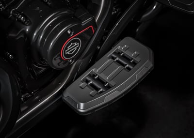 2025_cvo-road-glide-st__0002_fltrxstse_hd_studio_2024_footboard