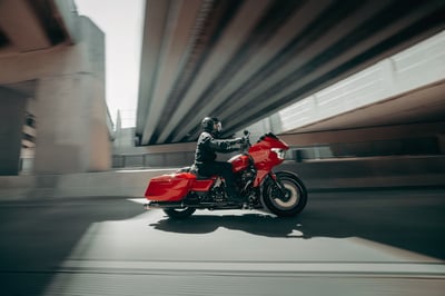 2025_cvo-road-glide-st_my25-fltrxstse-riding-0764-abjc