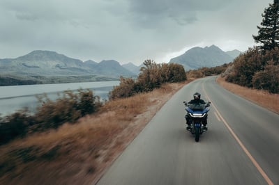 2025_cvo-road-glide_my25-fltrxse-riding-0165-jkjc