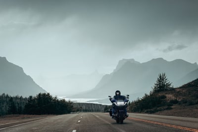 2025_cvo-road-glide_my25-fltrxse-riding-0257-abjc