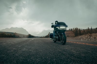 2025_cvo-road-glide_my25-fltrxse-riding-0608-bwjc