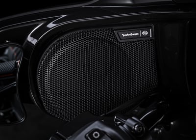 2025_cvo-street-glide__0000_flhxse_hd_studio_2024_speaker