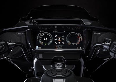 2025_cvo-street-glide__0002_flhxse_hd_studio_2024_riderpov