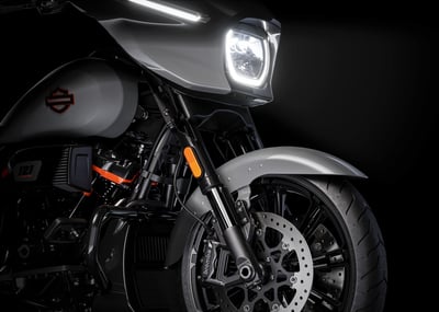 2025_cvo-street-glide__0004_flhxse_hd_studio_2024_fork