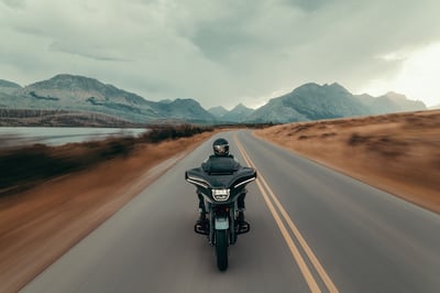 2025_cvo-street-glide_my25-flhxse-riding-0311-jk-1