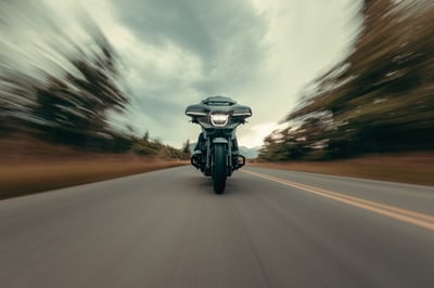 2025_cvo-street-glide_my25-flhxse-riding-0322-ab