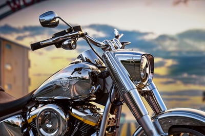 2025_fat-boy-gray-ghost_my25-flstfi-hero_location_kf-v01_a01