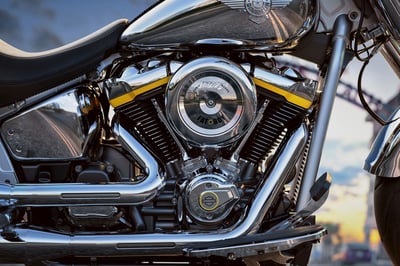 2025_fat-boy-gray-ghost_my25-flstfi-hero_location_kf-v01_a02