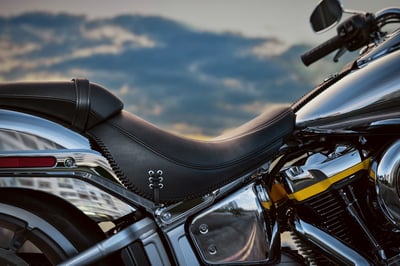 2025_fat-boy-gray-ghost_my25-flstfi-hero_location_kf-v01_a03