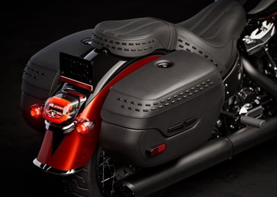 2025_heritage-classic__0009_flhc_hd_studio_2024_saddlebags
