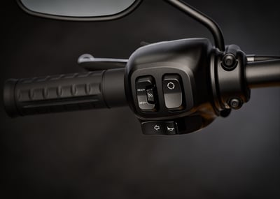 2025_street-bob__0008_fxbb_hd_studio_2024_controls