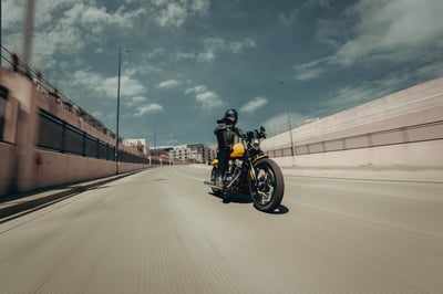 2025_street-bob_my25-fxbb-riding-0529-abjc