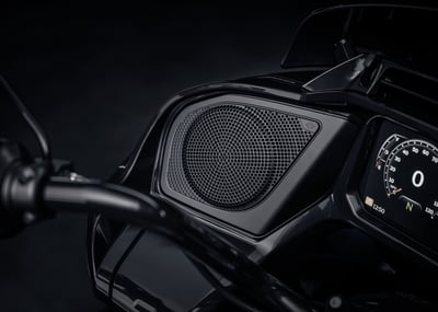 2025_road-glide_0002_fltrx_hd_studio_2024_speaker