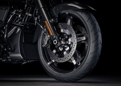 2025_road-glide_0007_fltrx_hd_studio_2024_wheels