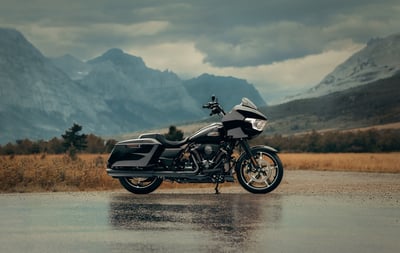 2025_road-glide_my25-fltrx-beauty-0214-bwjc2