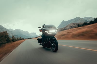 2025_road-glide_my25-fltrx-riding-0418-abjc