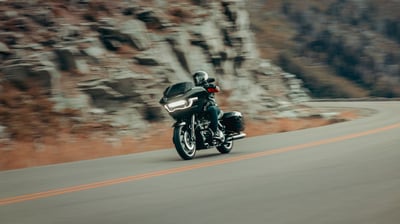 2025_road-glide_my25-fltrx-riding-0448-bwjc