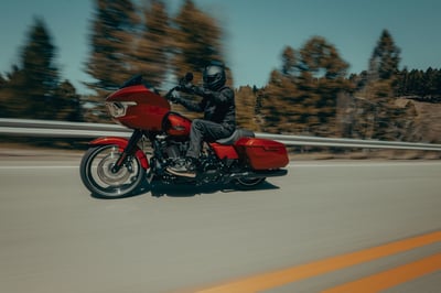 2025_road-glide_my25-fltrx-riding-0498-jkjc