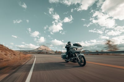 2025_road-glide_my25-fltrx-riding-0735-abjc