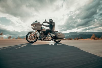 2025_road-glide_my25-fltrx-riding-1144-abjc