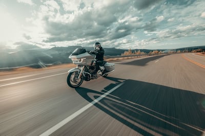 2025_road-glide_my25-fltrx-riding-1180-abjc