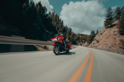 2025_road-glide_my25-fltrx-riding-1195-jkjc