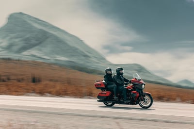 2025_street-glide-ultra_my25-flhxu-group-riding-0011-abjc