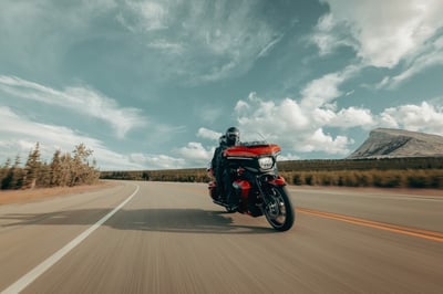 2025_street-glide-ultra_my25-flhxu-riding-0510-abjc