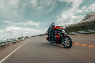 2025_street-glide-ultra_my25-flhxu-riding-0574-abjc