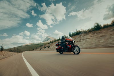 2025_street-glide-ultra_my25-flhxu-riding-0796-abjc