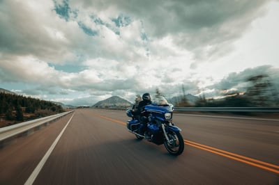 2025_street-glide-ultra_my25-flhxu-riding-0873-abjc