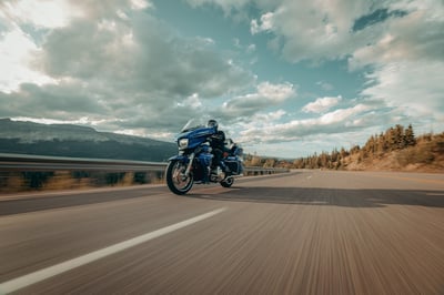 2025_street-glide-ultra_my25-flhxu-riding-1343-abjc