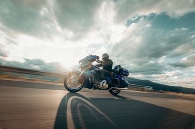 2025_street-glide-ultra_my25-flhxu-riding-1367-abjc