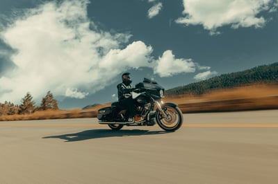 2025_street-glide_my25-flhx-riding-0871-abjc