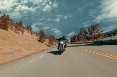 2025_street-glide_my25-flhx-riding-1250-abjc