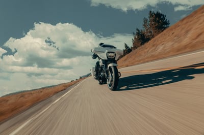 2025_street-glide_my25-flhx-riding-1554-abjc_ae