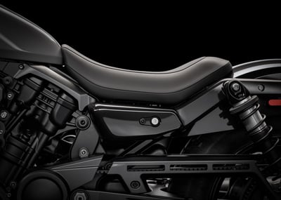 2025_nightster__0001_rh975_hd_studio_2024_seat