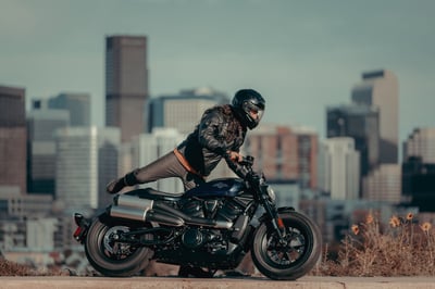 2025_sportster-s_my25-rh1250s-lifestyle-0312-jkjc
