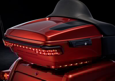 2025_tri-glide-ultra__0008_flhtcutg_hd_studio_2024_preview_tour-pak-lock_v004