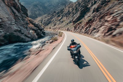 2026_cvo-street-glide-st-2026_26-flhxstse-riding-0064-jkjc-st