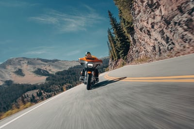 2026_cvo-street-glide_26-flhxse-riding-0593-abjc-st