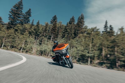 2026_cvo-street-glide_26-flhxse-riding-0904-abjc-st