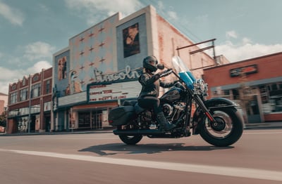 2026_enthusiast-heritage-classic-liberty-edition-2026_26-flhc-riding-0109-abjc