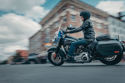 2026_enthusiast-heritage-classic-liberty-edition-2026_26-flhc-riding-1946-jkjc-1